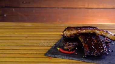 taş plaka üzerinde ızgara mangalda pirzola