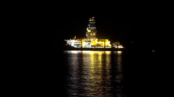 Вид на вантажний корабель вночі — стокове відео