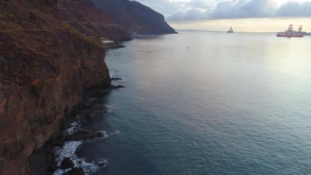Полет над морем на восходе солнца — стоковое видео