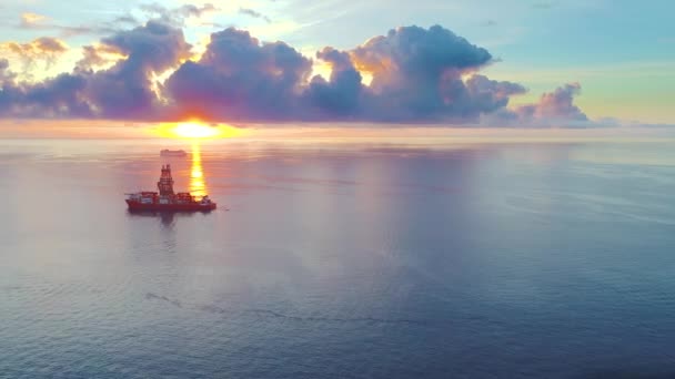 Luftaufnahme von Schiffen bei Sonnenaufgang — Stockvideo