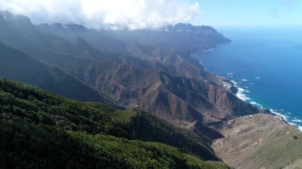 Полет над красивыми горами у берега океана — стоковое видео