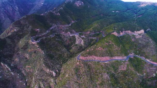 Carretera serpenteando en montañas — Vídeo de stock