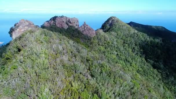 Voe sobre montanhas verdes — Vídeo de Stock