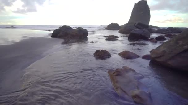 Caminhando sobre a praia de Benijo ar Tenerife — Vídeo de Stock