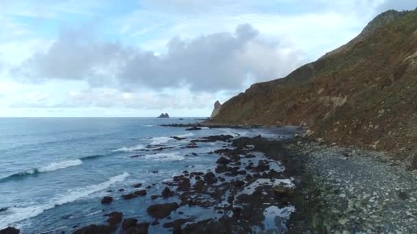 Vuelo sobre la orilla del mar en Tenerife — Vídeos de Stock