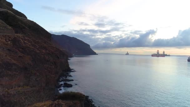 Vuelo sobre una orilla del mar al amanecer — Vídeos de Stock