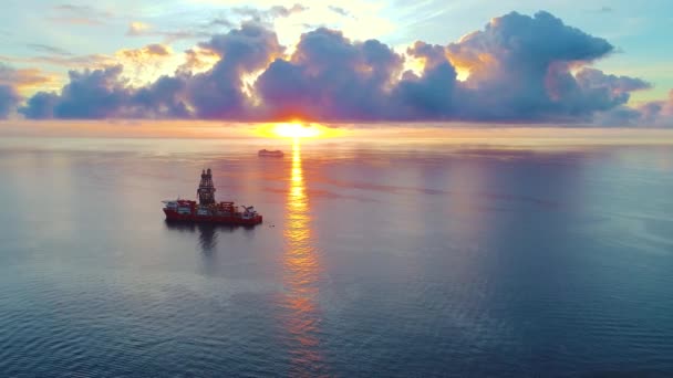 Luftaufnahme des Schiffes bei Sonnenaufgang — Stockvideo