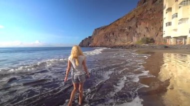 Kumsalda Yürüyen Kadın