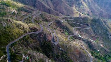 dağlarda virajlı yol