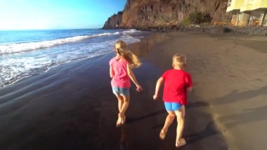 plaj boyunca çalışan çocuklar