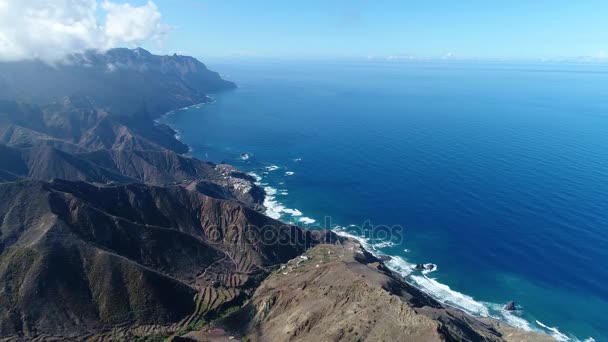 海の海岸の近くの美しい山脈を越えて飛行 — ストック動画