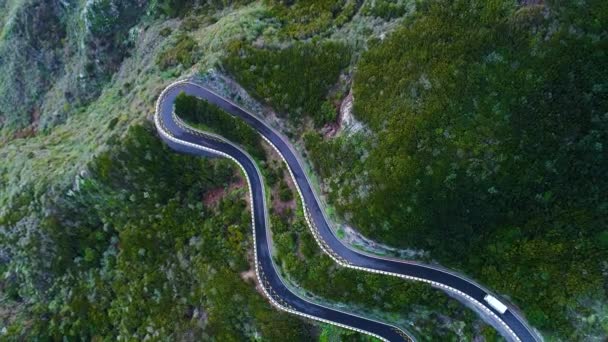 Carretera serpenteando en montañas — Vídeo de stock