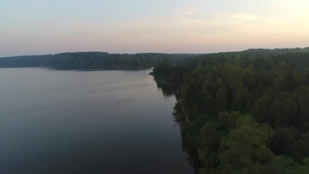 Volando sopra il lago nebbioso la mattina presto — Video Stock