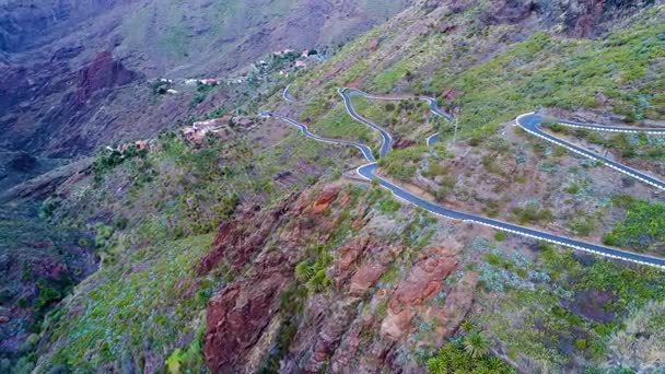 Luchtfoto kronkelige weg in de buurt van Masca kloof — Stockvideo