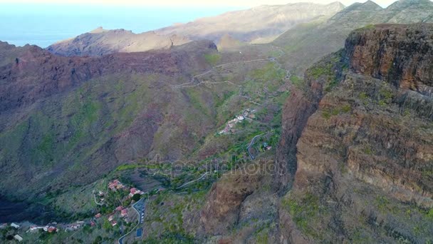 Flygfoto slingrande vägen nära Masca gorge — Stockvideo