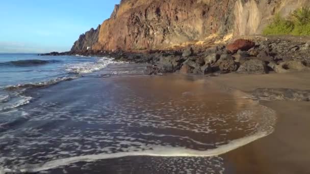 Walking along the beach — Stock Video