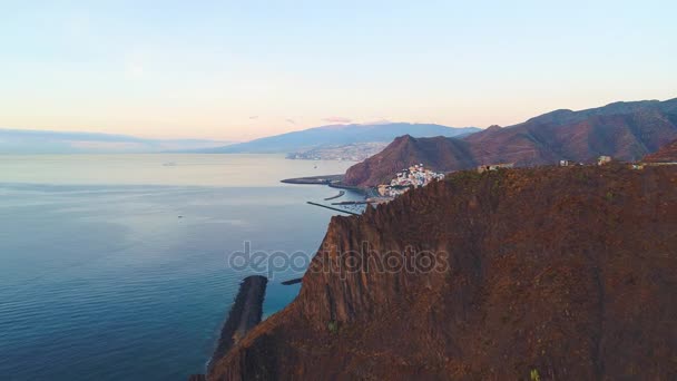 Vol au-dessus de la plage Teresitas au lever du soleil 