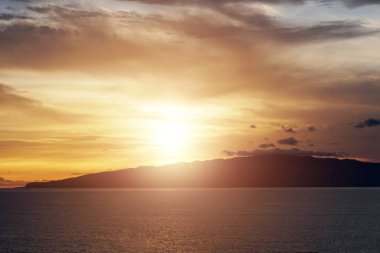 Sahil altın gün batımında silüeti