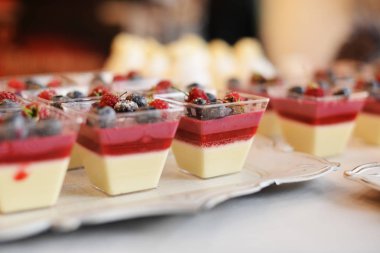 Beyaz kumaş üzerine lezzetli kek Görünümü Kapat