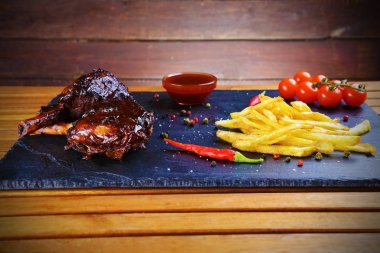 kızarmış patates ve domuz kemik ile taş tahtaya servis