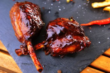 Kızarmış domuz kemik ve taş tahta üzerinde acı biber ile