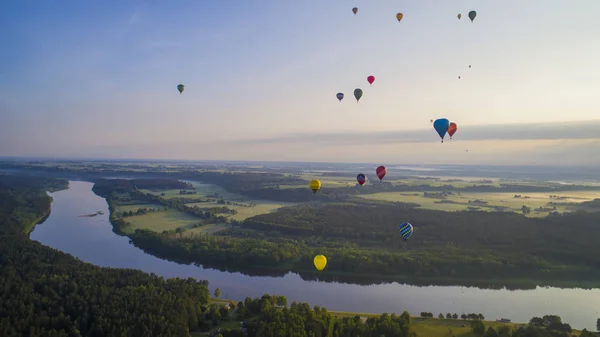 Balões Quente Voando Sobre Rio Campo — Fotografia de Stock
