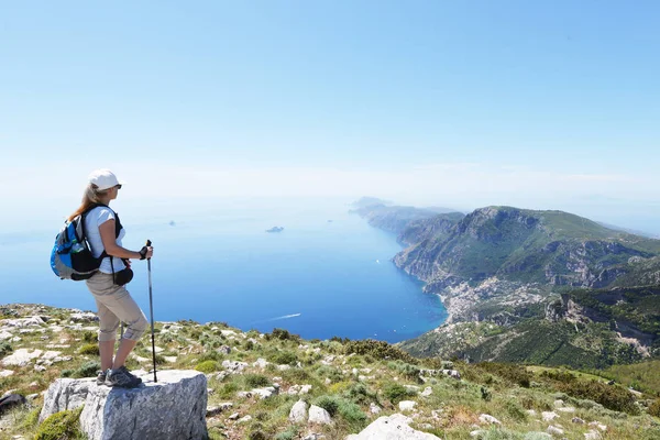 Femme Debout Sommet Montagne Regardant Paysage Marin Pittoresque — Photo