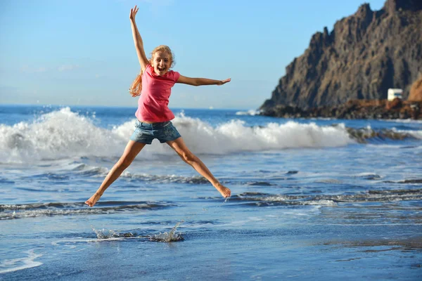 Flickan Hoppar Sandstranden — Stockfoto