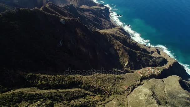 Vuelo sobre hermosas montañas cerca de la orilla del océano — Vídeos de Stock