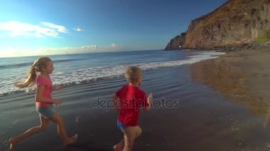 plaj boyunca çalışan çocuklar