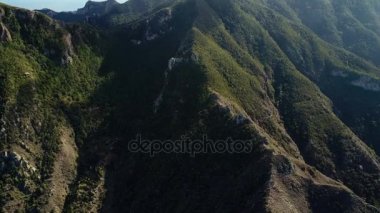 yeşil dağların üzerinden fligh