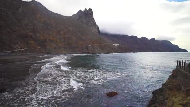 Camminando sulla spiaggia ar Tenerife — Video Stock