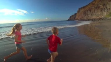 plaj boyunca çalışan çocuklar