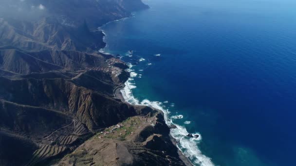 아름 다운 산과 바다 해안 근처 비행 — 비디오