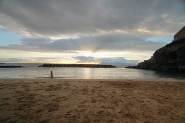 Sahil ve çift uzak bulutlu akşamı 