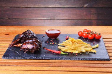 kızarmış patates ve Domuz kaburga üzerinde taş kurulunda görev yapmaktadır