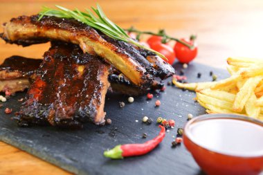 kızarmış patates ve Domuz kaburga üzerinde taş kurulunda görev yapmaktadır