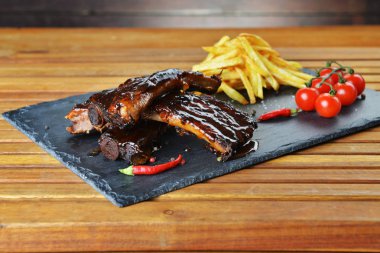 kızarmış patates ve Domuz kaburga üzerinde taş kurulunda görev yapmaktadır