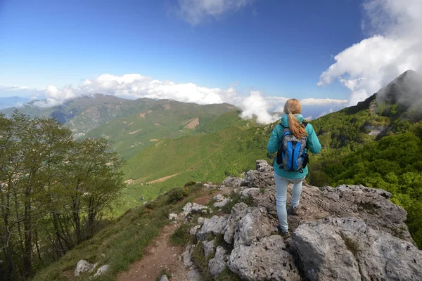 Femme Debout Sommet Montagne Avec Vue Panoramique Sur Fond — Photo
