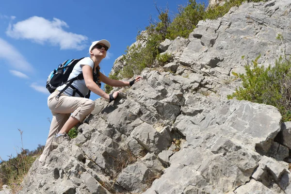 Vrouw Klimmen Bergzijde Naar Boven — Stockfoto