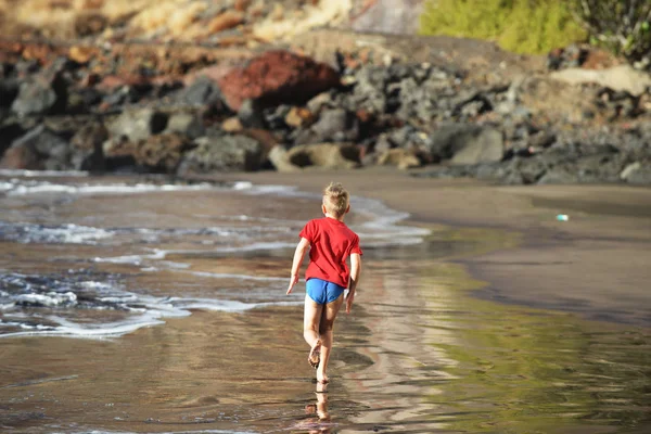 Вид Мальчика Бегущего Вдоль Песчаного Пляжа — стоковое фото