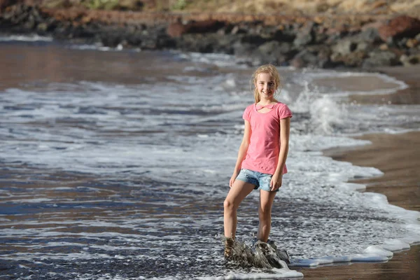 Mädchen Steht Ozeanwasser — Stockfoto
