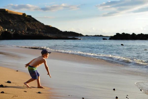 Αγόρι Πετώντας Πέτρες Στο Νερό Στο Ηλιοβασίλεμα — Φωτογραφία Αρχείου