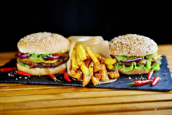 Smaczne Apetycznie Hamburger Frytkami Serwowane Pokładzie Kamień — Zdjęcie stockowe