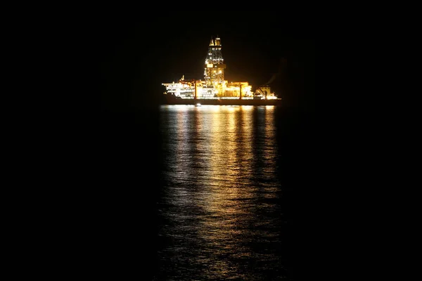 Navio Cruzeiro Iluminado Oceano Noite — Fotografia de Stock