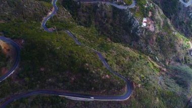 dağlarda virajlı yol