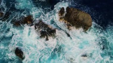 ağır çekim yukarıdan aşağıya dalgalar ve clifs görünümünü