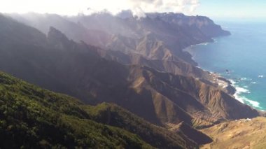 panoramik okyanus sahil yakınındaki güzel dağlar