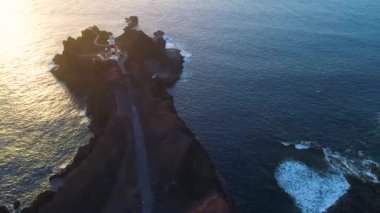 Deniz feneri günbatımı sırasında havadan görünümü