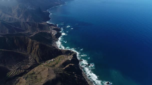 Vuelo sobre hermosas montañas cerca de la orilla del océano — Vídeos de Stock